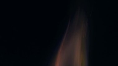 Bonfire kıvılcımlarının makro görüntüleri. Ateş patlar, ateş patlar. Patlama mikro parlaklığı. Mini Havai fişekler. Kırmızı kamerada çekim, siyah arka planda yavaş çekim. Güzel sızıntılar kıvılcım saçar.