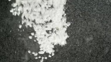 Sualtı Baloncukları 'nın makro çekimi Bokeh görüntüleri. Su yüzeyi arka planı. Arka plan için gerçek sualtı görüntüleri. Yüzen zarif, detaylı toz. Su kabarcıkları. Kırmızı kamerada yavaş çekim.