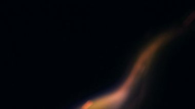 Bonfire kıvılcımlarının makro görüntüleri. Ateş patlar, ateş patlar. Patlama mikro parlaklığı. Mini Havai fişekler. Kırmızı kamerada çekim, siyah arka planda yavaş çekim. Güzel sızıntılar kıvılcım saçar.