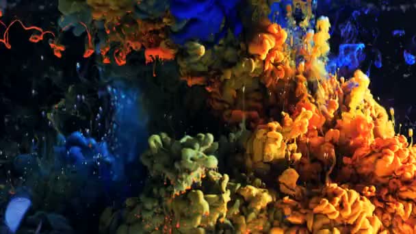 水の中でカラフルなインクのマクロ撮影 パワーマジックマルチカラーインクスプラッシュ 水中だ 水で混合塗料 インク雲 絵を描く 赤いカメラで撮影スローモーション映画スタイルの映像 — ストック動画