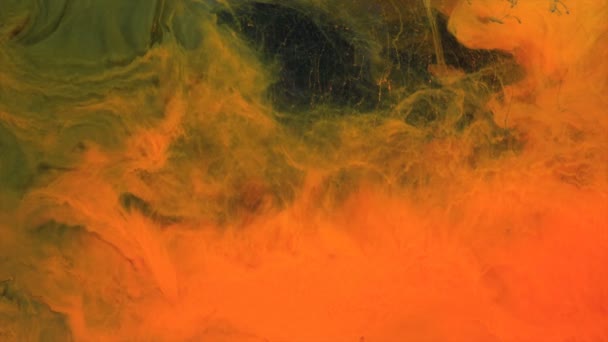 水の中でカラフルなインクのマクロ撮影 パワーマジックマルチカラーインクスプラッシュ 水中だ 水で混合塗料 インク雲 絵を描く 赤いカメラで撮影スローモーション映画スタイルの映像 — ストック動画
