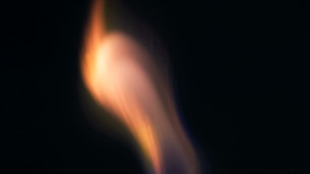 ボンファイアのマクロ映像が火花を散らします 炎の爆発 炎の爆発 爆発マイクロ輝きます ミニ花火 赤いカメラで撮影 黒の背景にスローモーション 美しい漏れオーバーレイ火花 — ストック動画