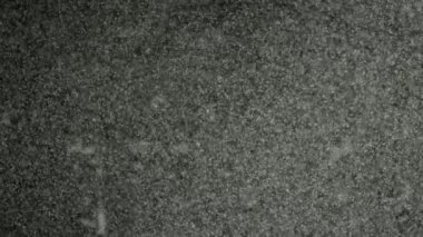 Sualtı Baloncukları 'nın makro çekimi Bokeh görüntüleri. Su yüzeyi arka planı. Arka plan için gerçek sualtı görüntüleri. Yüzen zarif, detaylı toz. Su kabarcıkları. Kırmızı kamerada yavaş çekim.