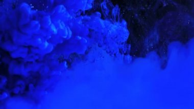 Suyun içindeki renkli mürekkep makro çekimi. Güç büyüsü çok renkli mürekkep sıçraması. Suyun altında. Suyun içinde boya karışımı. Mürekkep bulutları. Boya Damlaları. Kırmızı kamerada çekim yavaş çekim sinematik tarz..