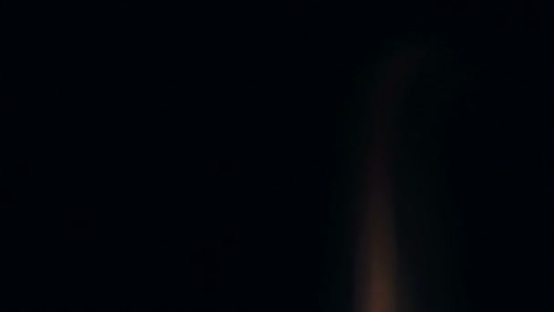 ボンファイアのマクロ映像が火花を散らします 炎の爆発 炎の爆発 爆発マイクロ輝きます ミニ花火 赤いカメラで撮影 黒の背景にスローモーション 美しい漏れオーバーレイ火花 — ストック動画
