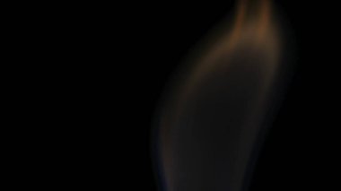 Şenlik ateşi kıvılcımlarının Macro fotoğrafı. Alevler patlar, patlamalar. Patlama mikro parlaklığı. Mini Havai fişekler. Kırmızı kamerada çekim hala siyah arkaplanda. Güzel sızıntılar kıvılcım posteri, afiş, duvar kağıdı, arkaplan, doku.