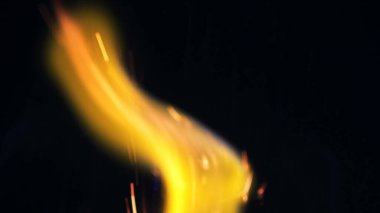 Şenlik ateşi kıvılcımlarının Macro fotoğrafı. Alevler patlar, patlamalar. Patlama mikro parlaklığı. Mini Havai fişekler. Kırmızı kamerada çekim hala siyah arkaplanda. Güzel sızıntılar kıvılcım posteri, afiş, duvar kağıdı, arkaplan, doku.