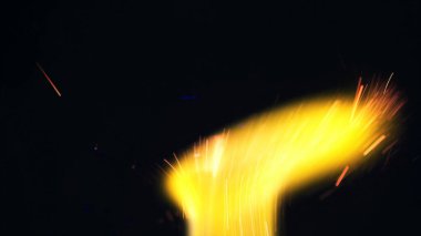 Şenlik ateşi kıvılcımlarının Macro fotoğrafı. Alevler patlar, patlamalar. Patlama mikro parlaklığı. Mini Havai fişekler. Kırmızı kamerada çekim hala siyah arkaplanda. Kıvılcım posteri, afiş, duvar kağıdı, doku.