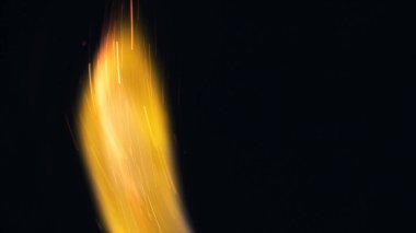 Şenlik ateşi kıvılcımlarının Macro fotoğrafı. Alevler patlar, patlamalar. Patlama mikro parlaklığı. Mini Havai fişekler. Kırmızı kamerada çekim hala siyah arkaplanda. Kıvılcım posteri, afiş, duvar kağıdı, doku.