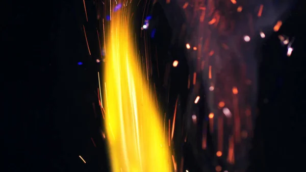 매크로 Bonfire Sparks 불꽃이 터지고 폭발합니다 마이크로 스파클 파이어 배경에 — 스톡 사진