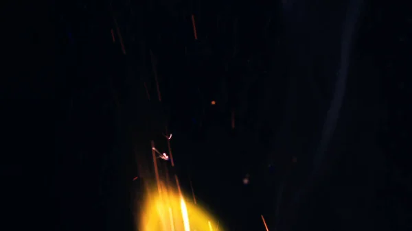 ボンファイアのマクロ写真が火花を散らします 炎が爆発し爆発する 爆発マイクロ輝きます ミニ花火 まだ黒の背景に赤いカメラで撮影 美しい漏れオーバーレイ火花 — ストック写真