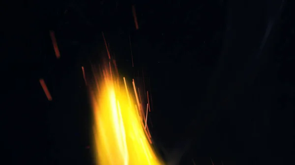篝火火花的宏观照片 火焰熊熊燃烧 爆炸的微小火花 迷你烟花 在红色相机上拍摄仍然在黑色背景 美丽的泄漏叠加火花 — 图库照片