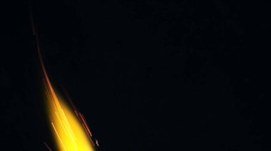 Şenlik ateşi kıvılcımlarının Macro fotoğrafı. Alevler patlar, patlamalar. Patlama mikro parlaklığı. Mini Havai fişekler. Kırmızı kamerada çekim hala siyah arkaplanda. Kıvılcım posteri, afiş, duvar kağıdı, doku.