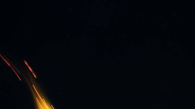 Şenlik ateşi kıvılcımlarının Macro fotoğrafı. Alevler patlar, patlamalar. Patlama mikro parlaklığı. Mini Havai fişekler. Kırmızı kamerada çekim hala siyah arkaplanda. Kıvılcım posteri, afiş, duvar kağıdı, doku.