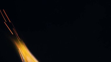 Şenlik ateşi kıvılcımlarının Macro fotoğrafı. Alevler patlar, patlamalar. Patlama mikro parlaklığı. Mini Havai fişekler. Kırmızı kamerada çekim hala siyah arkaplanda. Kıvılcım posteri, afiş, duvar kağıdı, doku.