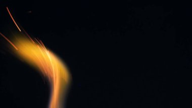 Şenlik ateşi kıvılcımlarının Macro fotoğrafı. Alevler patlar, patlamalar. Patlama mikro parlaklığı. Mini Havai fişekler. Kırmızı kamerada çekim hala siyah arkaplanda. Kıvılcım posteri, afiş, duvar kağıdı, doku.