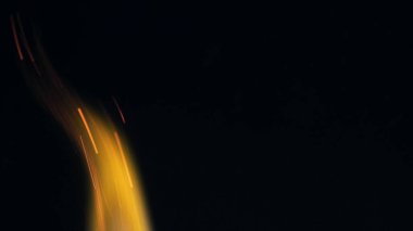 Şenlik ateşi kıvılcımlarının Macro fotoğrafı. Alevler patlar, patlamalar. Patlama mikro parlaklığı. Mini Havai fişekler. Kırmızı kamerada çekim hala siyah arkaplanda. Kıvılcım posteri, afiş, duvar kağıdı, doku.