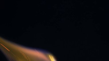 Şenlik ateşi kıvılcımlarının Macro fotoğrafı. Alevler patlar, patlamalar. Patlama mikro parlaklığı. Mini Havai fişekler. Kırmızı kamerada çekim hala siyah arkaplanda. Kıvılcım posteri, afiş, duvar kağıdı, doku.