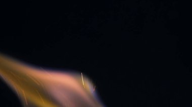 Şenlik ateşi kıvılcımlarının Macro fotoğrafı. Alevler patlar, patlamalar. Patlama mikro parlaklığı. Mini Havai fişekler. Kırmızı kamerada çekim hala siyah arkaplanda. Kıvılcım posteri, afiş, duvar kağıdı, doku.