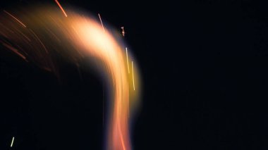 Şenlik ateşi kıvılcımlarının Macro fotoğrafı. Alevler patlar, patlamalar. Patlama mikro parlaklığı. Mini Havai fişekler. Kırmızı kamerada çekim hala siyah arkaplanda. Kıvılcım posteri, afiş, duvar kağıdı, doku.