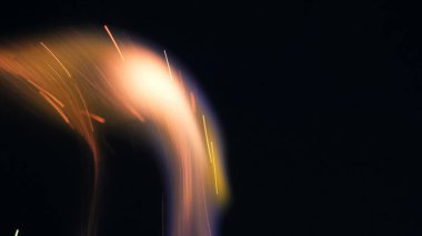 Şenlik ateşi kıvılcımlarının Macro fotoğrafı. Alevler patlar, patlamalar. Patlama mikro parlaklığı. Mini Havai fişekler. Kırmızı kamerada çekim hala siyah arkaplanda. Kıvılcım posteri, afiş, duvar kağıdı, doku.
