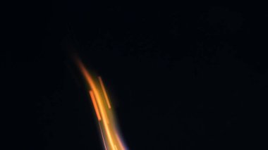 Şenlik ateşi kıvılcımlarının Macro fotoğrafı. Alevler patlar, patlamalar. Patlama mikro parlaklığı. Mini Havai fişekler. Kırmızı kamerada çekim hala siyah arkaplanda. Kıvılcım posteri, afiş, duvar kağıdı, doku.