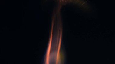 Şenlik ateşi kıvılcımlarının Macro fotoğrafı. Alevler patlar, patlamalar. Patlama mikro parlaklığı. Mini Havai fişekler. Kırmızı kamerada çekim hala siyah arkaplanda. Kıvılcım posteri, afiş, duvar kağıdı, doku.