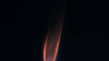 Şenlik ateşi kıvılcımlarının Macro fotoğrafı. Alevler patlar, patlamalar. Patlama mikro parlaklığı. Mini Havai fişekler. Kırmızı kamerada çekim hala siyah arkaplanda. Kıvılcım posteri, afiş, duvar kağıdı, doku.