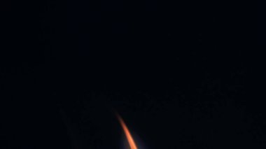 Şenlik ateşi kıvılcımlarının Macro fotoğrafı. Alevler patlar, patlamalar. Patlama mikro parlaklığı. Mini Havai fişekler. Kırmızı kamerada çekim hala siyah arkaplanda. Kıvılcım posteri, afiş, duvar kağıdı, doku.