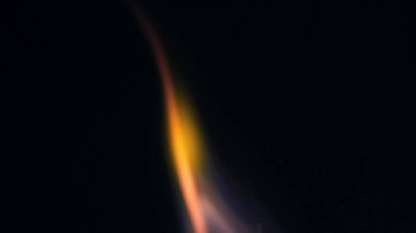 Şenlik ateşi kıvılcımlarının Macro fotoğrafı. Alevler patlar, patlamalar. Patlama mikro parlaklığı. Mini Havai fişekler. Kırmızı kamerada çekim hala siyah arkaplanda. Kıvılcım posteri, afiş, duvar kağıdı, doku.