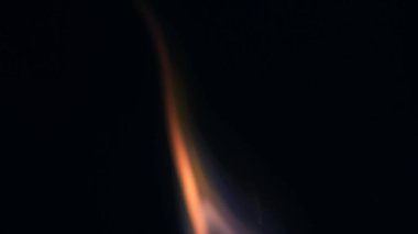 Şenlik ateşi kıvılcımlarının Macro fotoğrafı. Alevler patlar, patlamalar. Patlama mikro parlaklığı. Mini Havai fişekler. Kırmızı kamerada çekim hala siyah arkaplanda. Kıvılcım posteri, afiş, duvar kağıdı, doku.