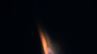 Şenlik ateşi kıvılcımlarının Macro fotoğrafı. Alevler patlar, patlamalar. Patlama mikro parlaklığı. Mini Havai fişekler. Kırmızı kamerada çekim hala siyah arkaplanda. Kıvılcım posteri, afiş, duvar kağıdı, doku.