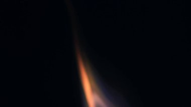 Şenlik ateşi kıvılcımlarının Macro fotoğrafı. Alevler patlar, patlamalar. Patlama mikro parlaklığı. Mini Havai fişekler. Kırmızı kamerada çekim hala siyah arkaplanda. Kıvılcım posteri, afiş, duvar kağıdı, doku.