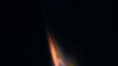 Şenlik ateşi kıvılcımlarının Macro fotoğrafı. Alevler patlar, patlamalar. Patlama mikro parlaklığı. Mini Havai fişekler. Kırmızı kamerada çekim hala siyah arkaplanda. Kıvılcım posteri, afiş, duvar kağıdı, doku.