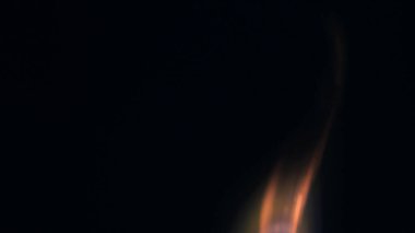 Şenlik ateşi kıvılcımlarının Macro fotoğrafı. Alevler patlar, patlamalar. Patlama mikro parlaklığı. Mini Havai fişekler. Kırmızı kamerada çekim hala siyah arkaplanda. Kıvılcım posteri, afiş, duvar kağıdı, doku.