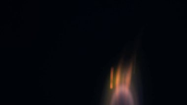 Şenlik ateşi kıvılcımlarının Macro fotoğrafı. Alevler patlar, patlamalar. Patlama mikro parlaklığı. Mini Havai fişekler. Kırmızı kamerada çekim hala siyah arkaplanda. Kıvılcım posteri, afiş, duvar kağıdı, doku.