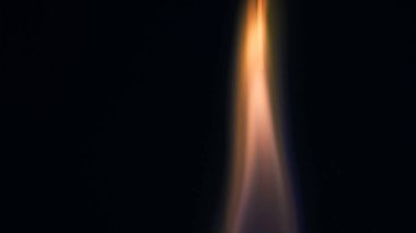 Şenlik ateşi kıvılcımlarının Macro fotoğrafı. Alevler patlar, patlamalar. Patlama mikro parlaklığı. Mini Havai fişekler. Kırmızı kamerada çekim hala siyah arkaplanda. Kıvılcım posteri, afiş, duvar kağıdı, doku.