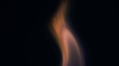 Şenlik ateşi kıvılcımlarının Macro fotoğrafı. Alevler patlar, patlamalar. Patlama mikro parlaklığı. Mini Havai fişekler. Kırmızı kamerada çekim hala siyah arkaplanda. Kıvılcım posteri, afiş, duvar kağıdı, doku.