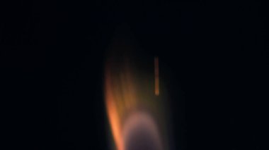 Şenlik ateşi kıvılcımlarının Macro fotoğrafı. Alevler patlar, patlamalar. Patlama mikro parlaklığı. Mini Havai fişekler. Kırmızı kamerada çekim hala siyah arkaplanda. Kıvılcım posteri, afiş, duvar kağıdı, doku.