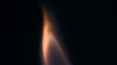 Şenlik ateşi kıvılcımlarının Macro fotoğrafı. Alevler patlar, patlamalar. Patlama mikro parlaklığı. Mini Havai fişekler. Kırmızı kamerada çekim hala siyah arkaplanda. Kıvılcım posteri, afiş, duvar kağıdı, doku.