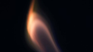 Şenlik ateşi kıvılcımlarının Macro fotoğrafı. Alevler patlar, patlamalar. Patlama mikro parlaklığı. Mini Havai fişekler. Kırmızı kamerada çekim hala siyah arkaplanda. Kıvılcım posteri, afiş, duvar kağıdı, doku.