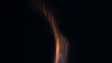 Şenlik ateşi kıvılcımlarının Macro fotoğrafı. Alevler patlar, patlamalar. Patlama mikro parlaklığı. Mini Havai fişekler. Kırmızı kamerada çekim hala siyah arkaplanda. Kıvılcım posteri, afiş, duvar kağıdı, doku.