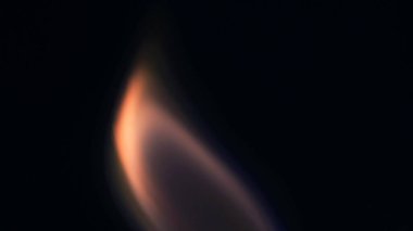 Şenlik ateşi kıvılcımlarının Macro fotoğrafı. Alevler patlar, patlamalar. Patlama mikro parlaklığı. Mini Havai fişekler. Kırmızı kamerada çekim hala siyah arkaplanda. Kıvılcım posteri, afiş, duvar kağıdı, doku.