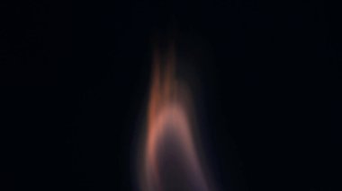 Şenlik ateşi kıvılcımlarının Macro fotoğrafı. Alevler patlar, patlamalar. Patlama mikro parlaklığı. Mini Havai fişekler. Kırmızı kamerada çekim hala siyah arkaplanda. Kıvılcım posteri, afiş, duvar kağıdı, doku.