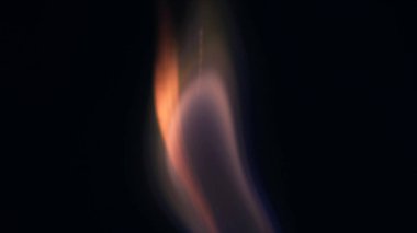 Şenlik ateşi kıvılcımlarının Macro fotoğrafı. Alevler patlar, patlamalar. Patlama mikro parlaklığı. Mini Havai fişekler. Kırmızı kamerada çekim hala siyah arkaplanda. Kıvılcım posteri, afiş, duvar kağıdı, doku.