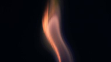 Şenlik ateşi kıvılcımlarının Macro fotoğrafı. Alevler patlar, patlamalar. Patlama mikro parlaklığı. Mini Havai fişekler. Kırmızı kamerada çekim hala siyah arkaplanda. Kıvılcım posteri, afiş, duvar kağıdı, doku.