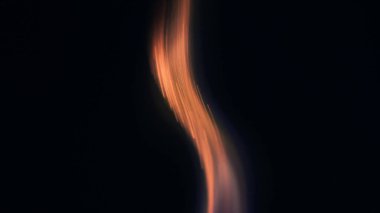 Şenlik ateşi kıvılcımlarının Macro fotoğrafı. Alevler patlar, patlamalar. Patlama mikro parlaklığı. Mini Havai fişekler. Kırmızı kamerada çekim hala siyah arkaplanda. Kıvılcım posteri, afiş, duvar kağıdı, doku.