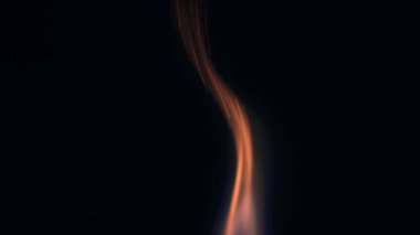 Şenlik ateşi kıvılcımlarının Macro fotoğrafı. Alevler patlar, patlamalar. Patlama mikro parlaklığı. Mini Havai fişekler. Kırmızı kamerada çekim hala siyah arkaplanda. Kıvılcım posteri, afiş, duvar kağıdı, doku.