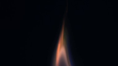 Şenlik ateşi kıvılcımlarının Macro fotoğrafı. Alevler patlar, patlamalar. Patlama mikro parlaklığı. Mini Havai fişekler. Kırmızı kamerada çekim hala siyah arkaplanda. Kıvılcım posteri, afiş, duvar kağıdı, doku.