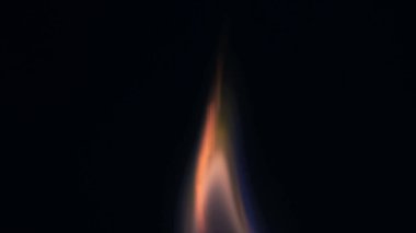 Şenlik ateşi kıvılcımlarının Macro fotoğrafı. Alevler patlar, patlamalar. Patlama mikro parlaklığı. Mini Havai fişekler. Kırmızı kamerada çekim hala siyah arkaplanda. Kıvılcım posteri, afiş, duvar kağıdı, doku.